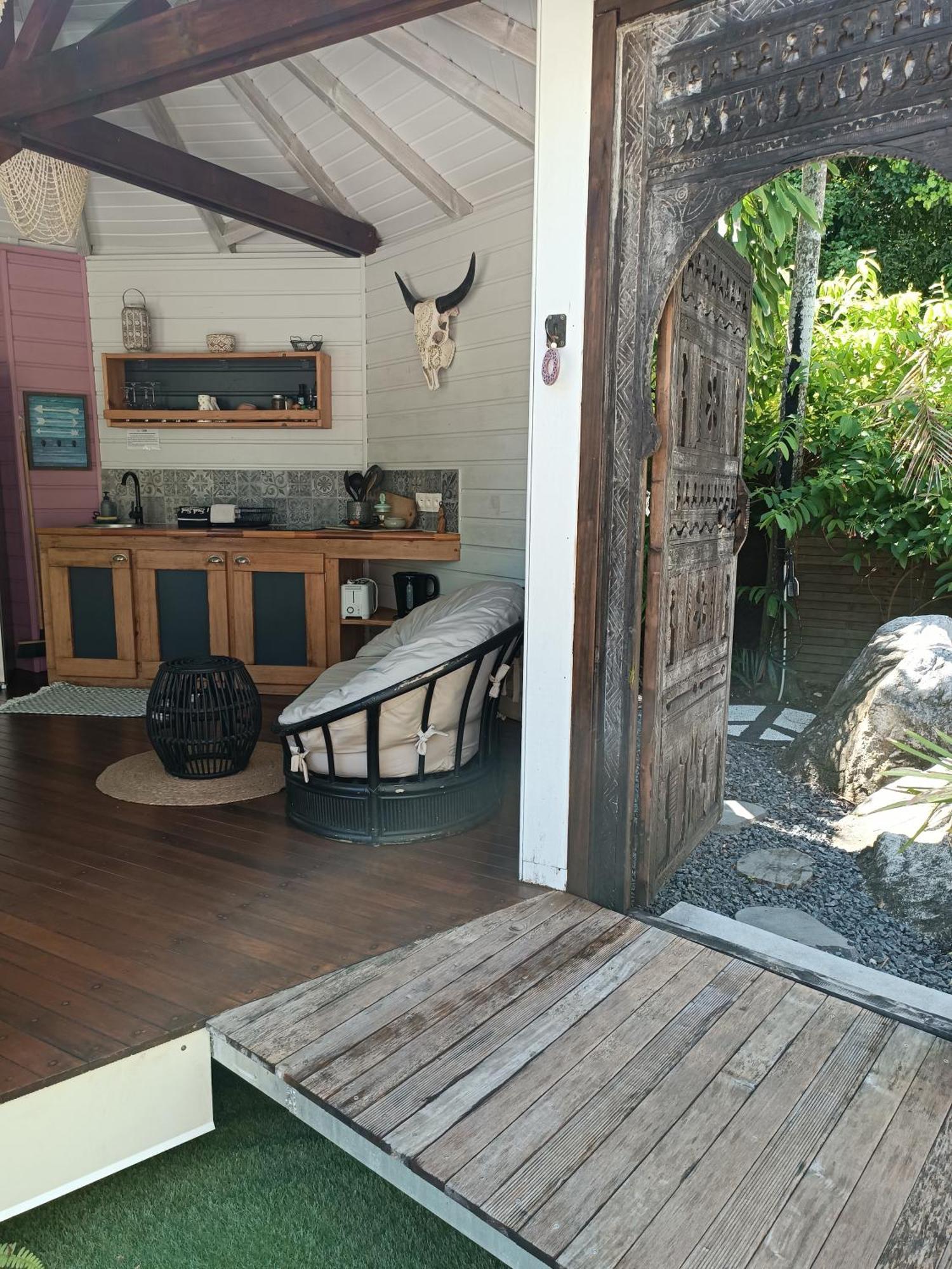 Tiki Paradise Lodge Fwi Сент-Анн Экстерьер фото
